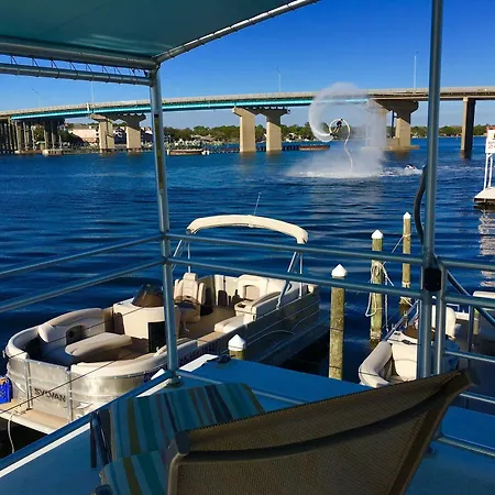 Island Houseboat Hotel